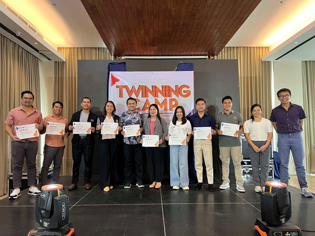 dost-start-twinning-camp-holding-certificates